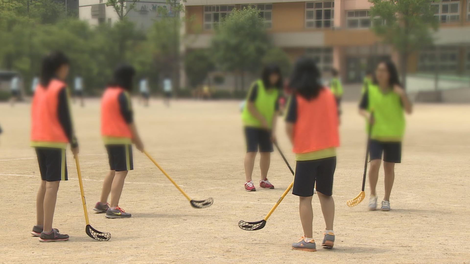 扩大中学体育俱乐部...国家和政治事务委员会决定课程改革计划