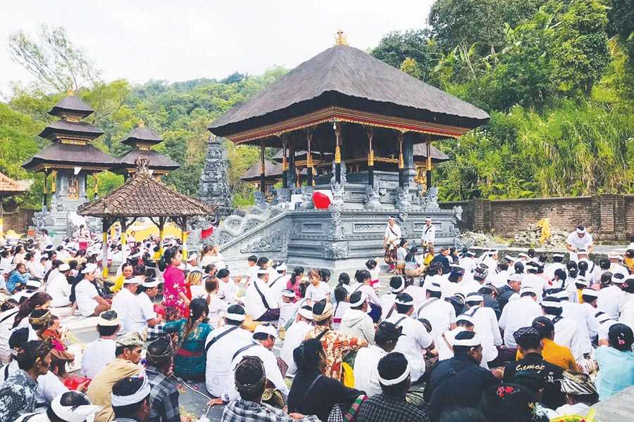 Catur Sanak Pasek Kayuan Pusat 学位作品“Ngaturang Baki Panerag”的居民